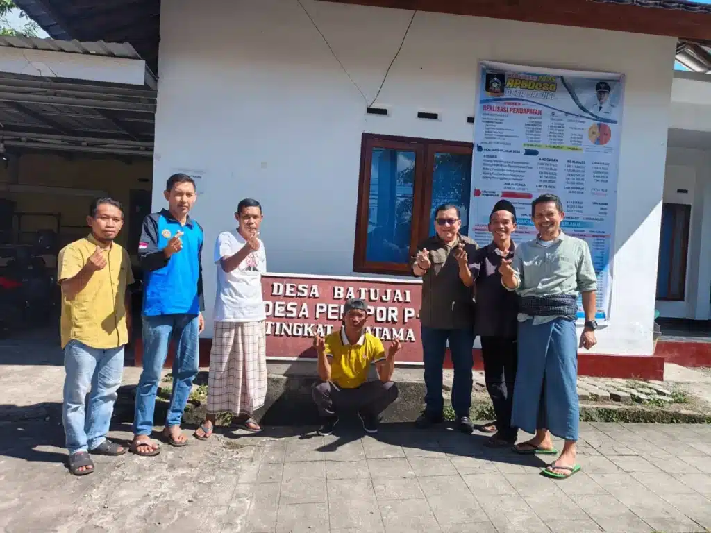 (Foto Bersama Wakil Deputi UMKM RI & Pengurus BUMDes Amanah Batujai)