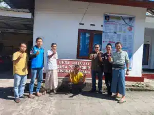(Foto Bersama Wakil Deputi UMKM RI & Pengurus BUMDes Amanah Batujai)