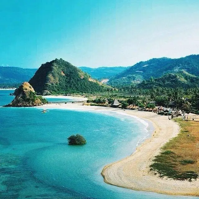 Pemandangan destinasi wisata Lombok yang menampilkan Pantai Kuta Mandalika, Gili Trawangan, Gunung Rinjani, dan keindahan alam Nusa Tenggara Barat.