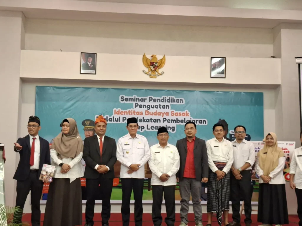 Wakil Bupati Lombok Tengah besama Kepala Dinas Pendidikan dan Kebudayaan saat launching Buku Ajar Berajah Bahase Sasak di Hotel Swiss-Belcourt
