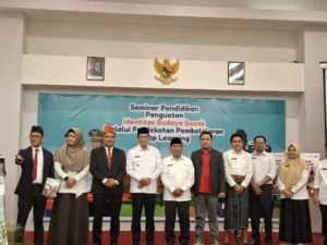 Wakil Bupati Lombok Tengah besama Kepala Dinas Pendidikan dan Kebudayaan saat launching Buku Ajar Berajah Bahase Sasak di Hotel Swiss-Belcourt