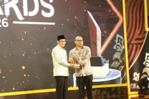 Wakil Bupati Lombok Tengah HM Nursiah saat menerima penghargaan Figur Akselerator Kemajuan pada malam penganugerahan detikBali-Nusra Awards 2026 di Bali.