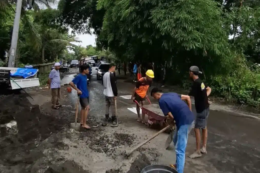 Kondisi jalan raya dan aksi warga Praya Barat, Lombok Tengah saat menyoroti lalu lalang truk molen proyek dan menuntut ketegasan perizinan investasi.