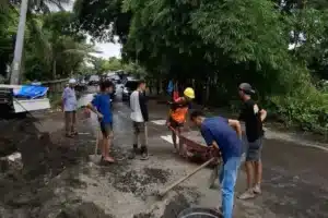 Kondisi jalan raya dan aksi warga Praya Barat, Lombok Tengah saat menyoroti lalu lalang truk molen proyek dan menuntut ketegasan perizinan investasi.