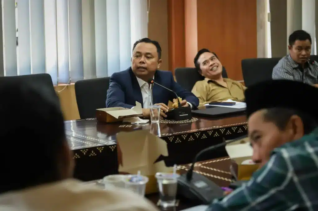 Ketua Komisi I DPRD Lombok Tengah Ahmad Syamsul Hadi saat memberikan klarifikasi terkait polemik truk molen dan jalan rusak di Praya Barat.