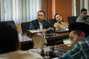 Ketua Komisi I DPRD Lombok Tengah Ahmad Syamsul Hadi saat memberikan klarifikasi terkait polemik truk molen dan jalan rusak di Praya Barat.