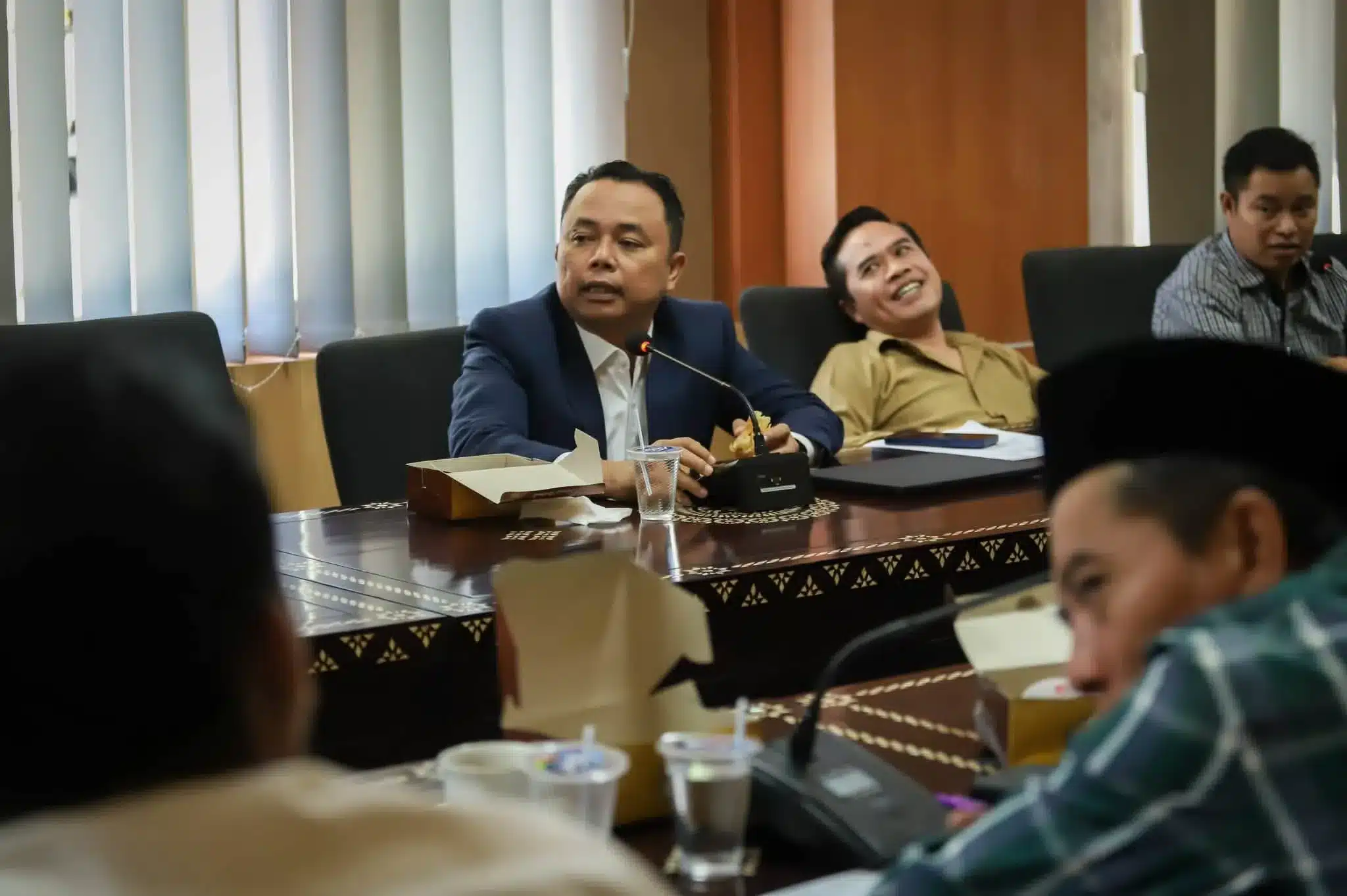 Ketua Komisi I DPRD Lombok Tengah Ahmad Syamsul Hadi saat memberikan klarifikasi terkait polemik truk molen dan jalan rusak di Praya Barat.