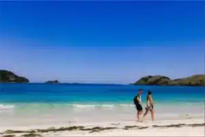 Pemandangan panorama Pantai Tanjung Aan dan Bukit Merese di Lombok Tengah, destinasi wisata unggulan Nusa Tenggara Barat.