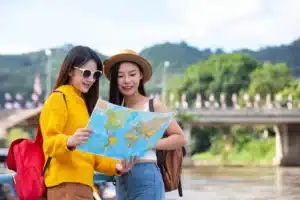 Wisatawan melakukan aktivitas bleisure di destinasi wisata Indonesia yang mendukung produktivitas dan liburan.