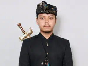 Kemas M. Assajazi, figur pemimpin muda yang maju mendobrak sejarah dalam kontestasi Pilkades Desa Semparu, Kabupaten Lombok Tengah.