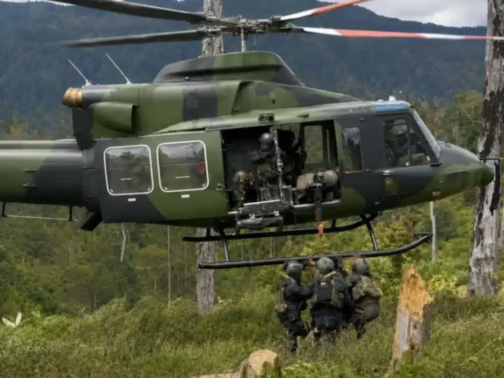 Proses evakuasi warga lokal oleh personel Koops TNI Habema menggunakan Helikopter Bell di Distrik Ugimba, Papua Tengah.