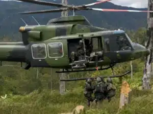 Proses evakuasi warga lokal oleh personel Koops TNI Habema menggunakan Helikopter Bell di Distrik Ugimba, Papua Tengah.