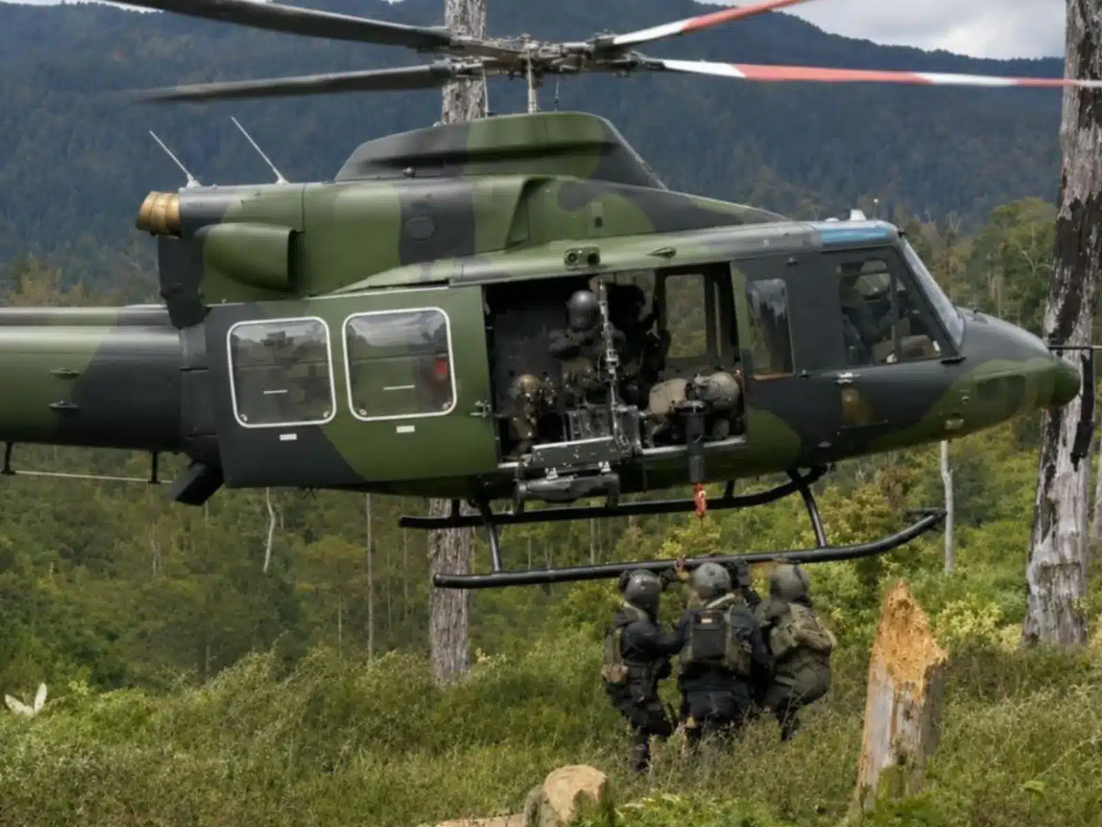 Proses evakuasi warga lokal oleh personel Koops TNI Habema menggunakan Helikopter Bell di Distrik Ugimba, Papua Tengah.
