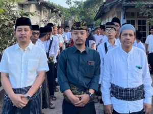 Momen Kemas Muhamad Assajazi diiringi ratusan warga dan gemuruh jargon MBG saat mendaftarkan diri sebagai Calon Kepala Desa Semparu.