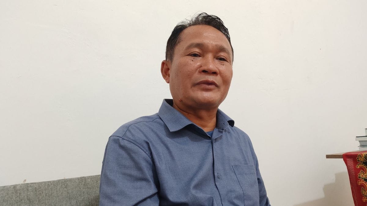 Kepala Desa Batujai, Alwan, saat memberikan keterangan klarifikasi terkait laporan dugaan penyimpangan dana BUMDes ke Kejaksaan Negeri Lombok Tengah.